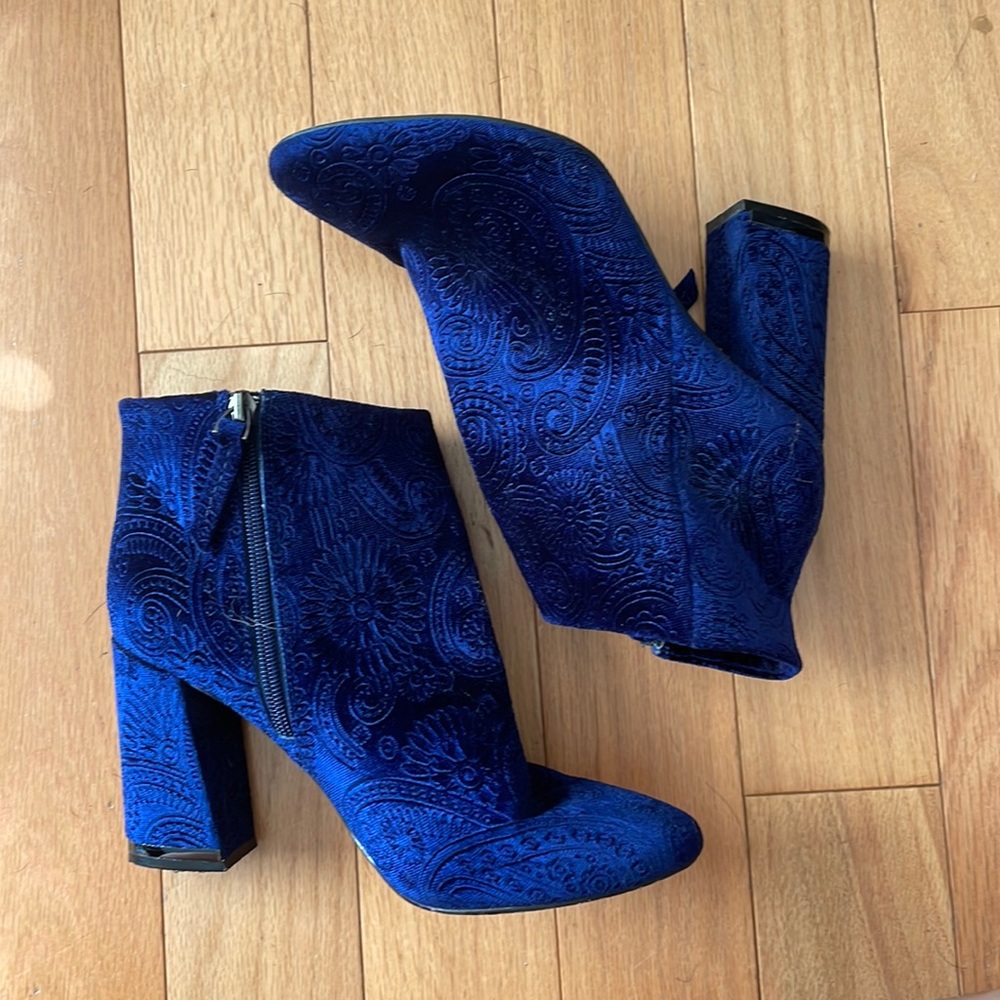 Size 8 paisley blue suede heeled boots